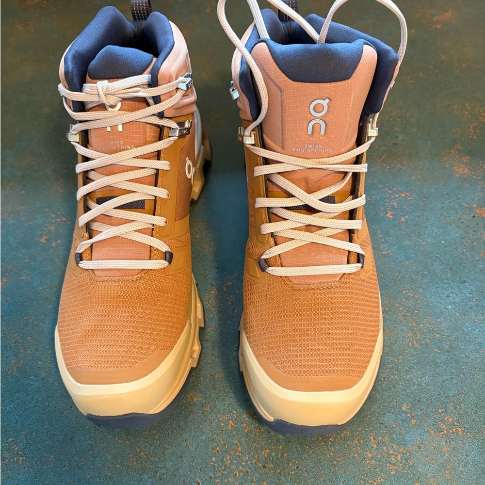 On Running High-Top Boots